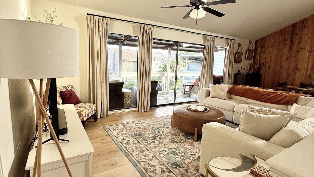 Photo of Livingroom in April Sound