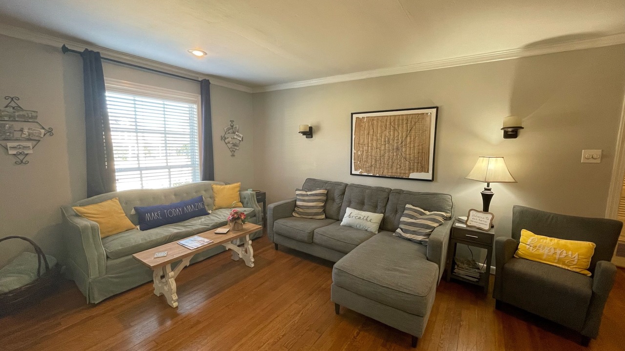 Photo of Livingroom in Austin Ave.