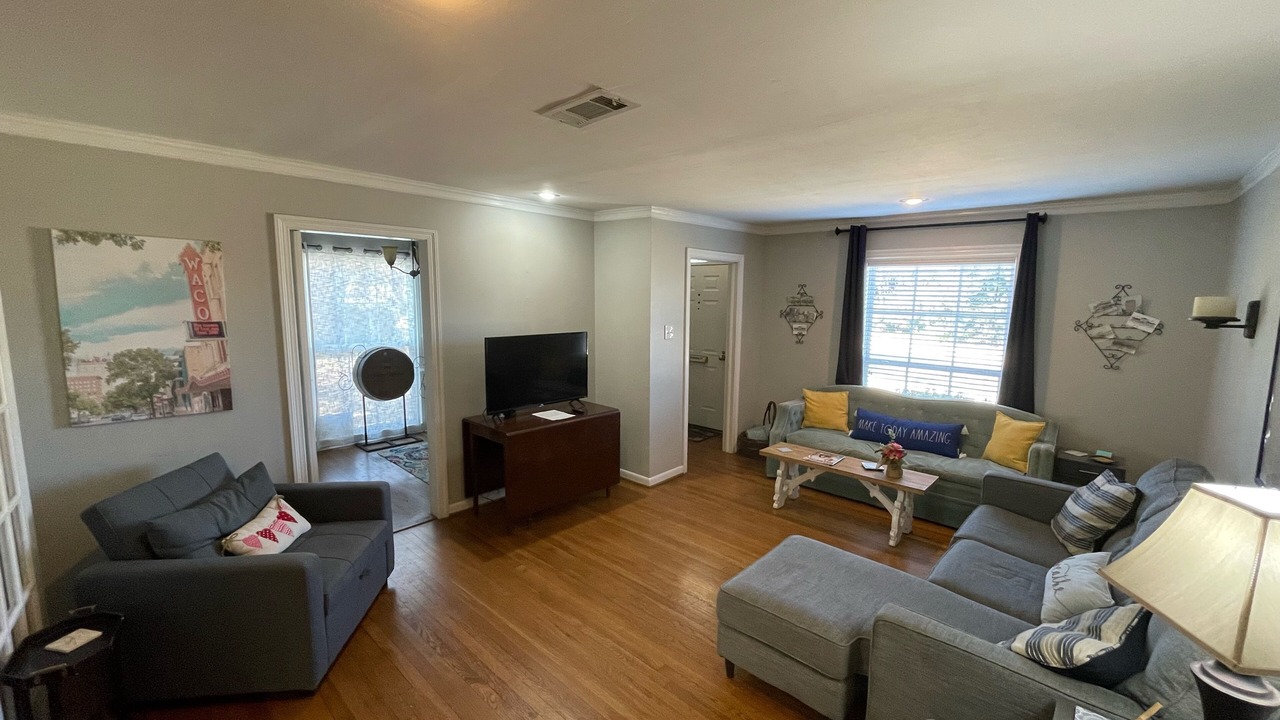 Photo of Livingroom in Austin Ave.