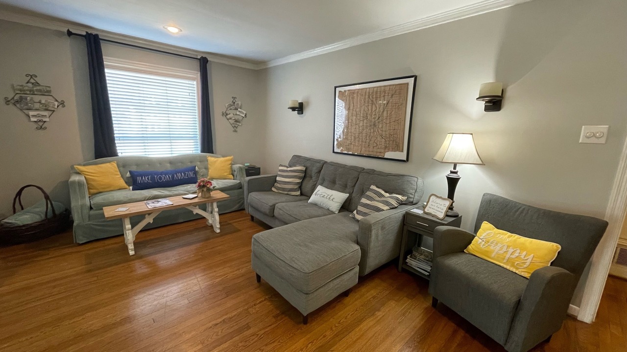 Photo of Livingroom in Austin Ave.