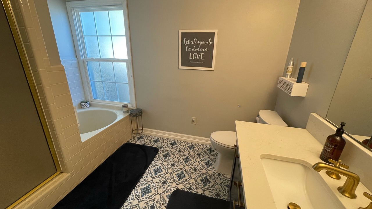 Photo of Bathroom in Austin Ave.