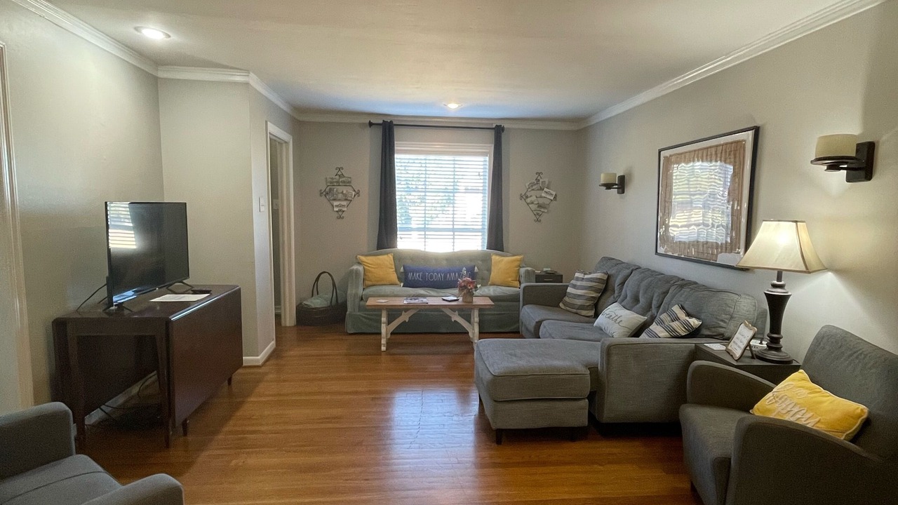 Photo of Livingroom in Austin Ave.