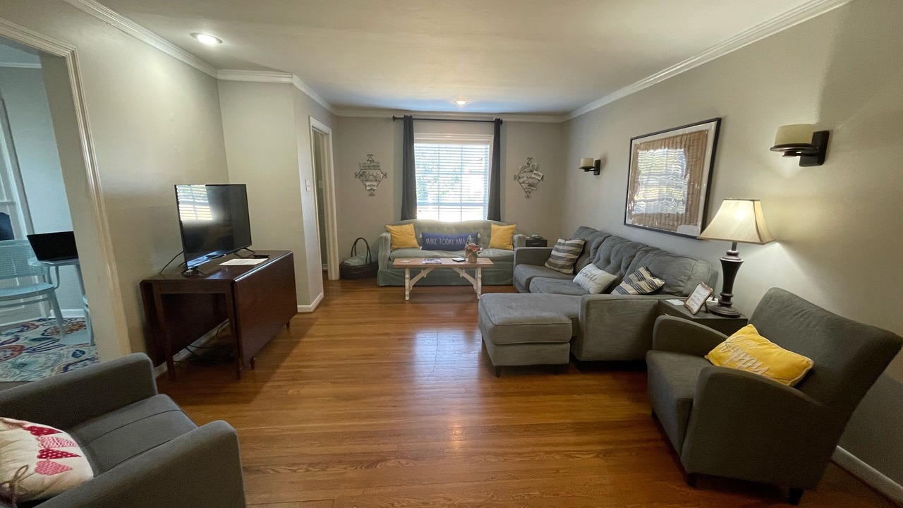 Photo of Livingroom in Austin Ave.