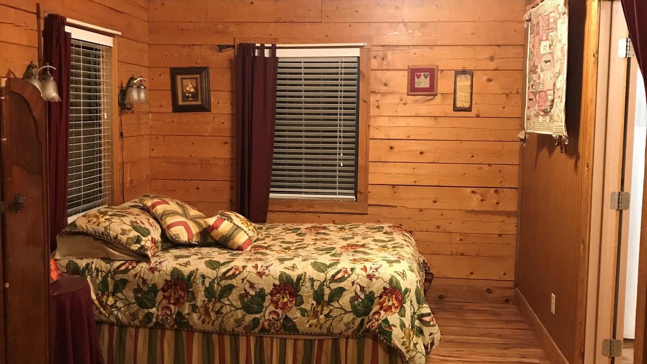 Photo of Bedroom in Vanderpool