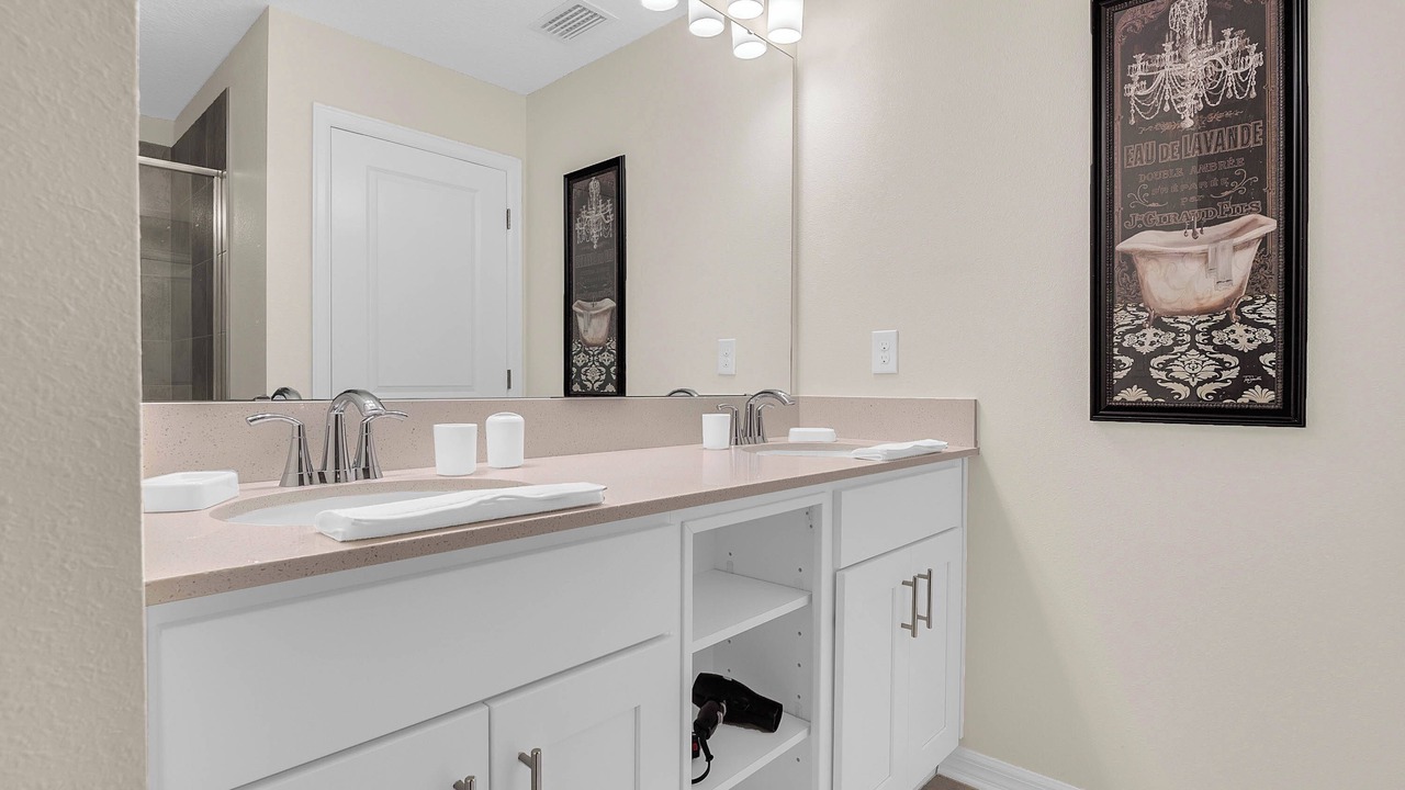 Photo of Bathroom in Bay Lake