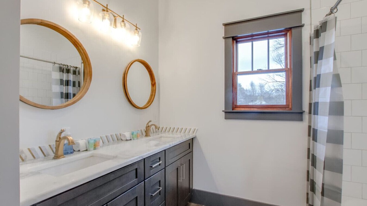 Photo of Bathroom in Shelby Hills