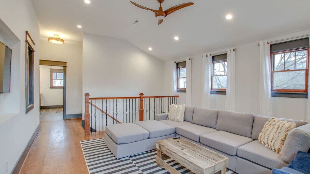 Photo of Livingroom in Shelby Hills