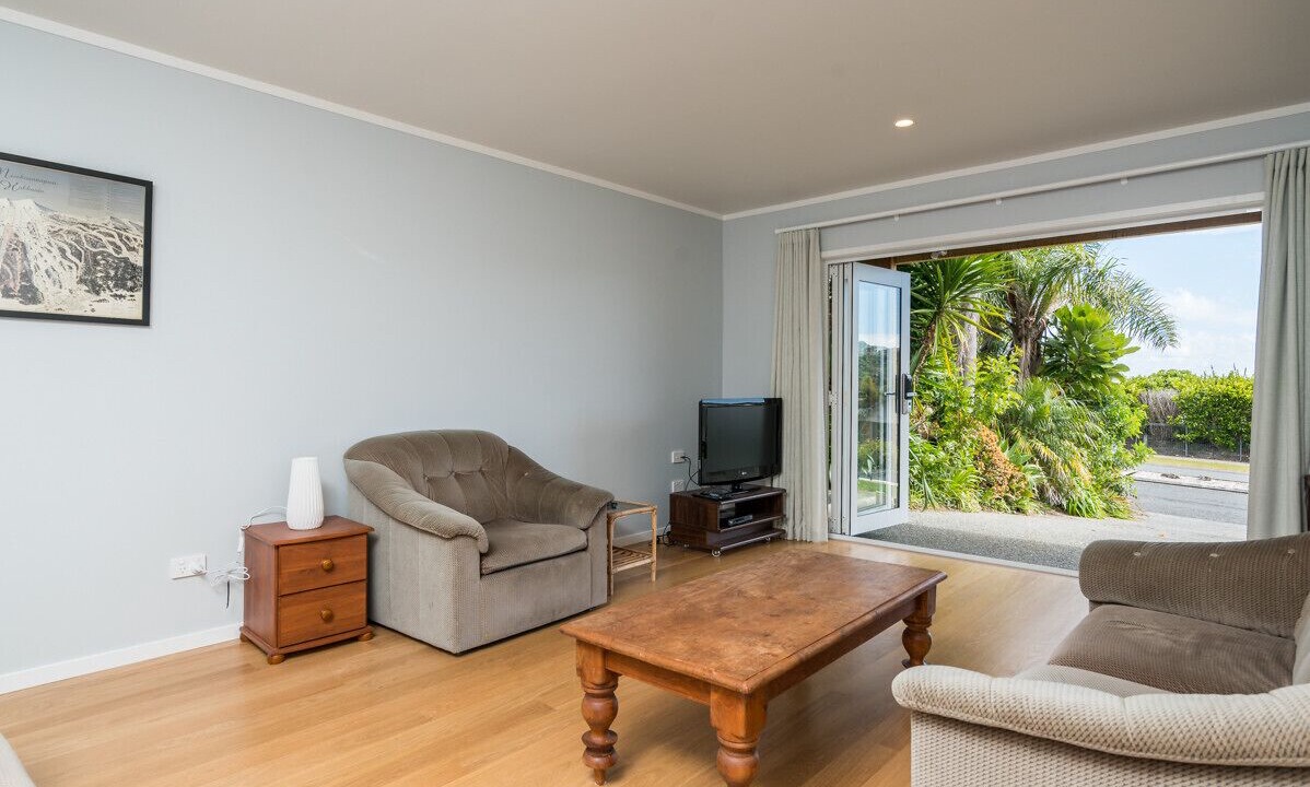 Photo of Livingroom in Langs Beach