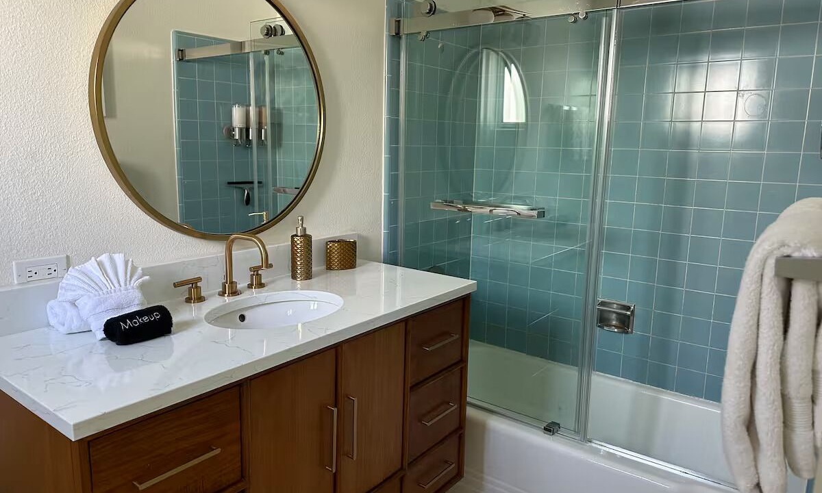 Photo of Bathroom in Racquet Club Estates