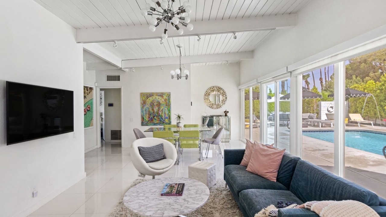 Photo of Livingroom in Racquet Club Estates