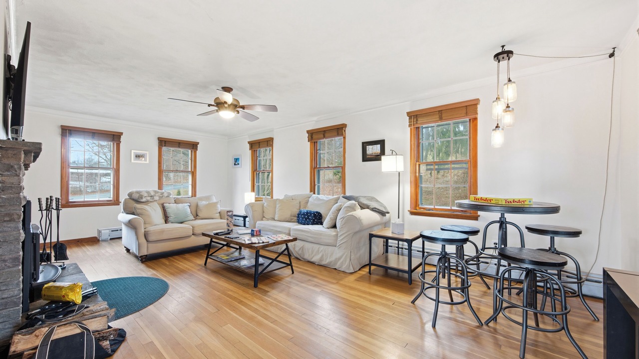 Photo of Livingroom in Mystic