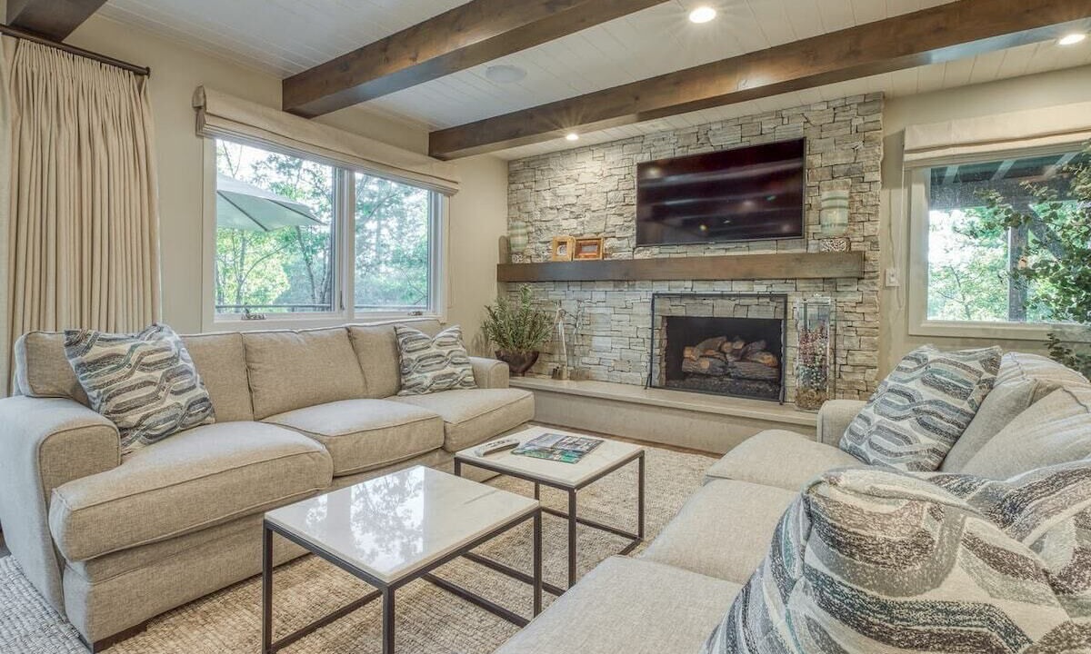Photo of Livingroom in Lake Arrowhead