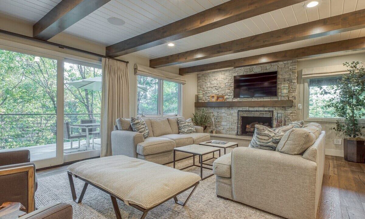 Photo of Livingroom in Lake Arrowhead