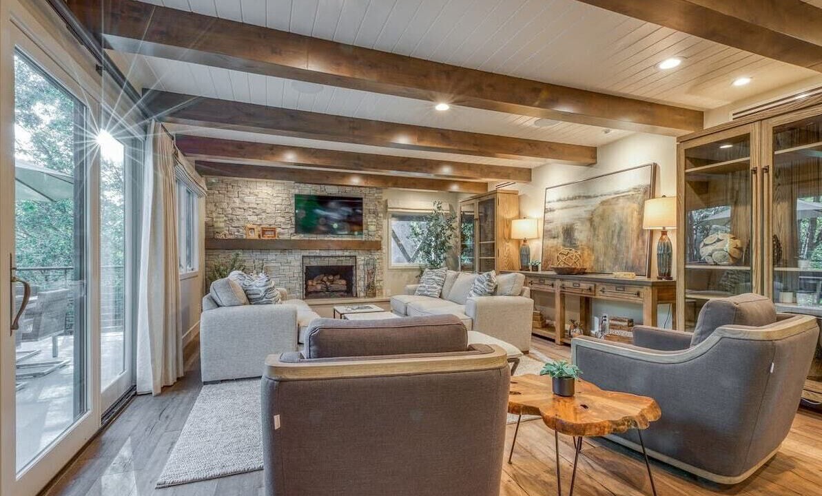 Photo of Livingroom in Lake Arrowhead