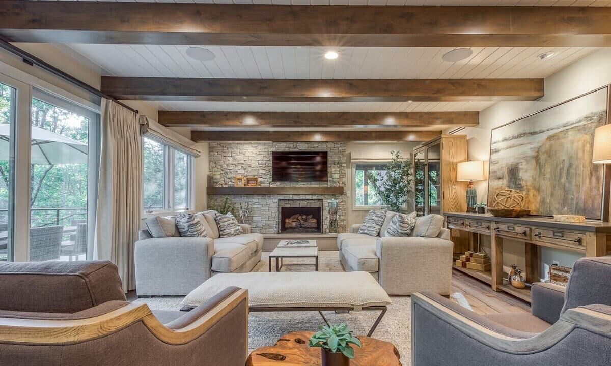 Photo of Livingroom in Lake Arrowhead