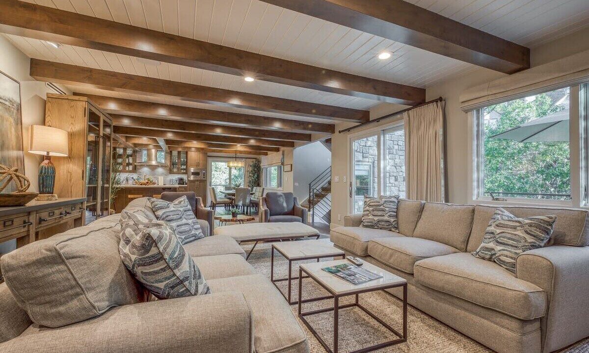 Photo of Livingroom in Lake Arrowhead