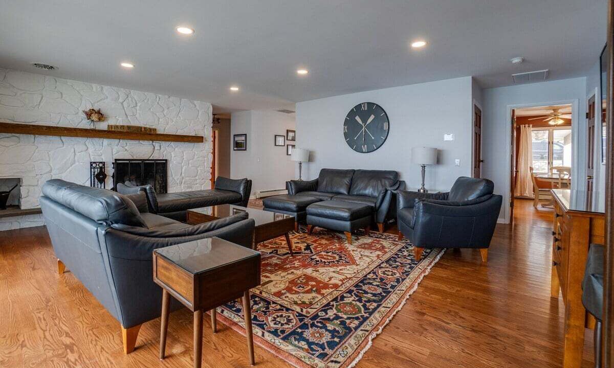 Photo of Livingroom in Town of Torrey