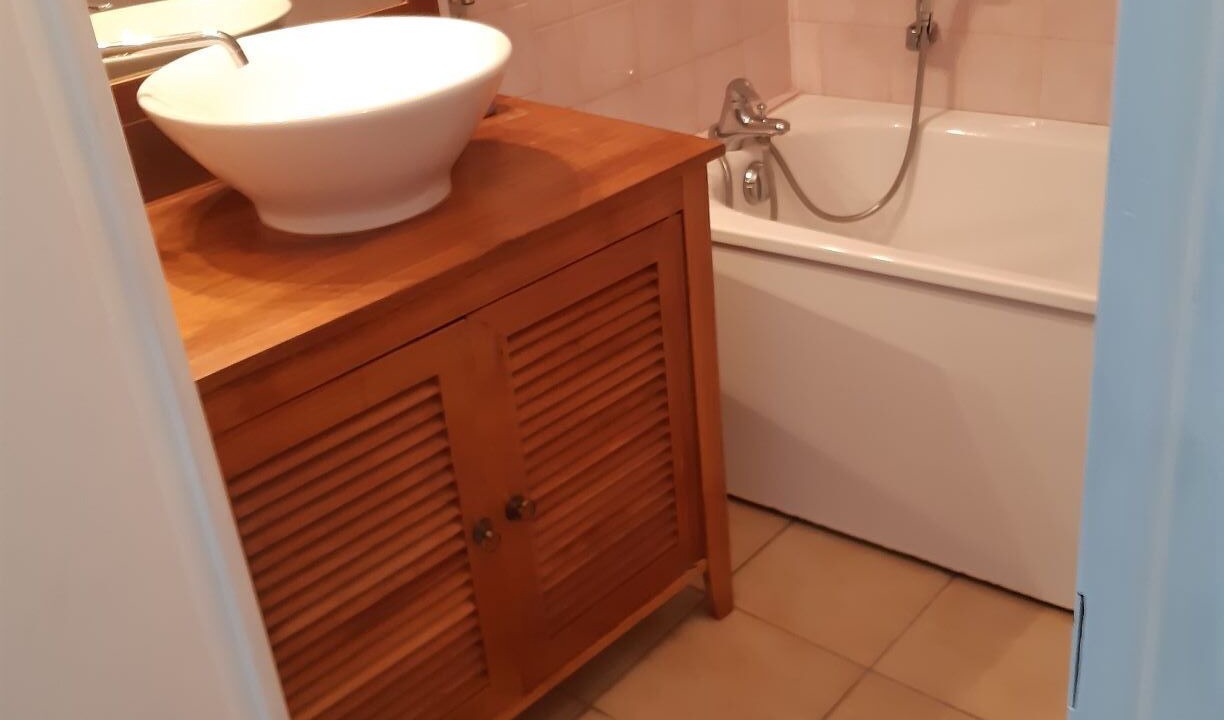 Photo of Bathroom in Escalles
