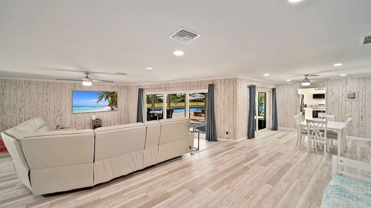 Photo of Livingroom in Iona Shores