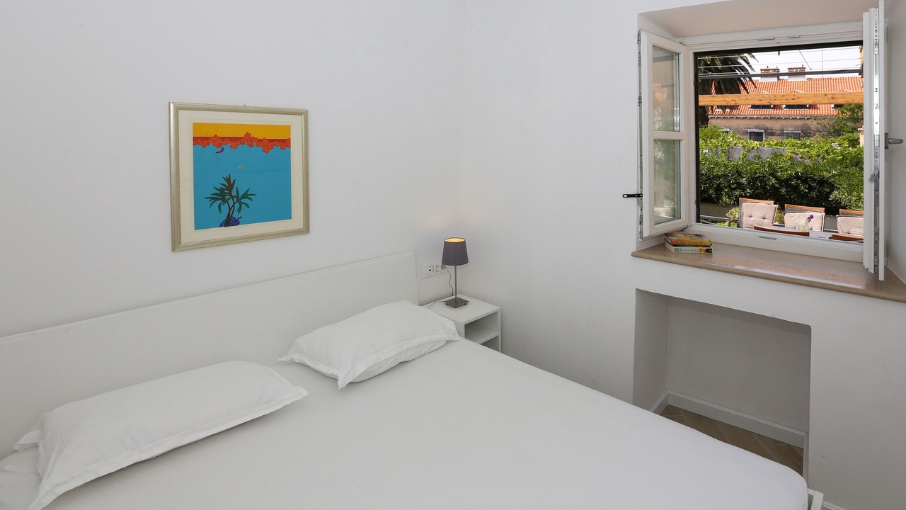 Photo of Bedroom in Pile