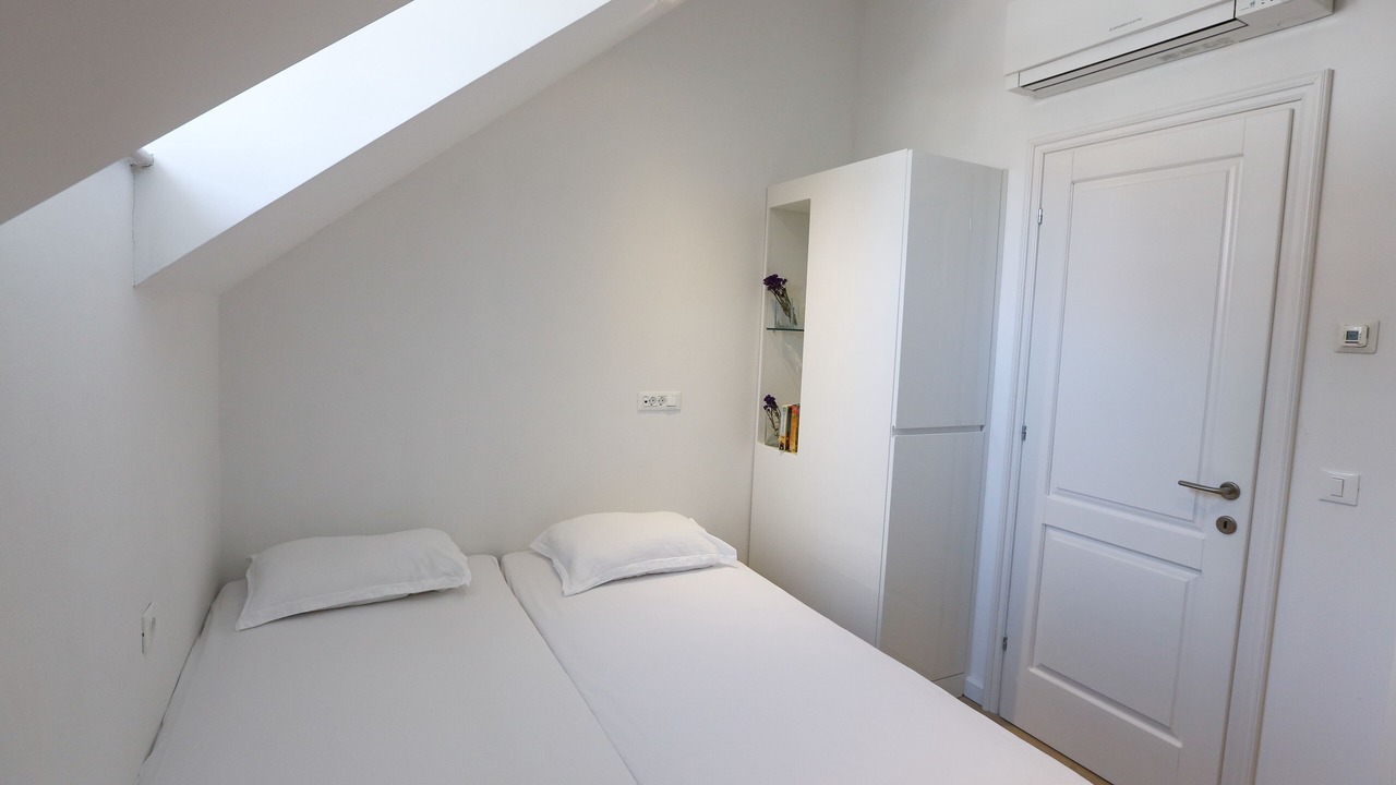 Photo of Bedroom in Pile
