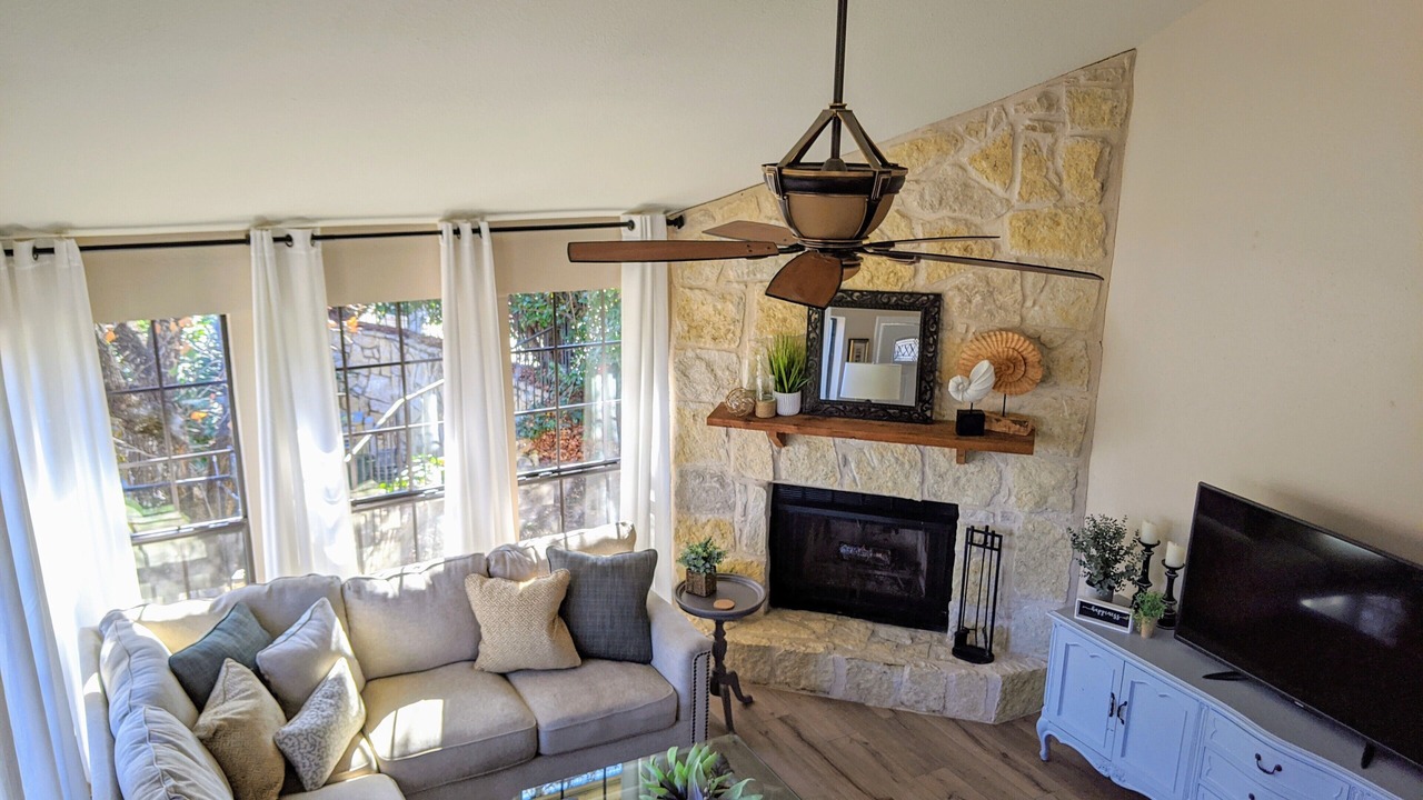 Photo of Livingroom in Horseshoe Bay