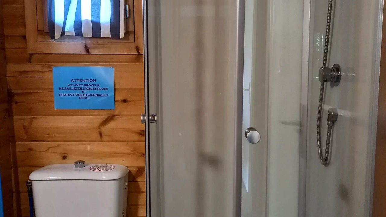 Photo of Bathroom in Montpezat-de-Quercy