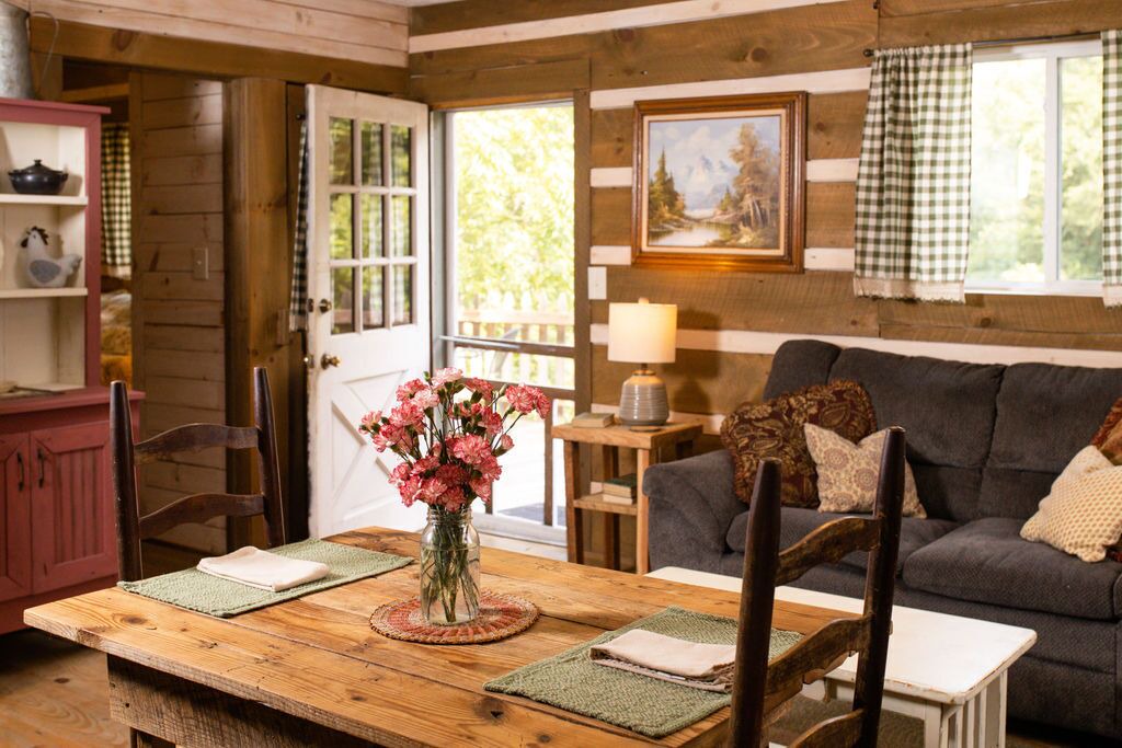 Photo of Livingroom in Purlear
