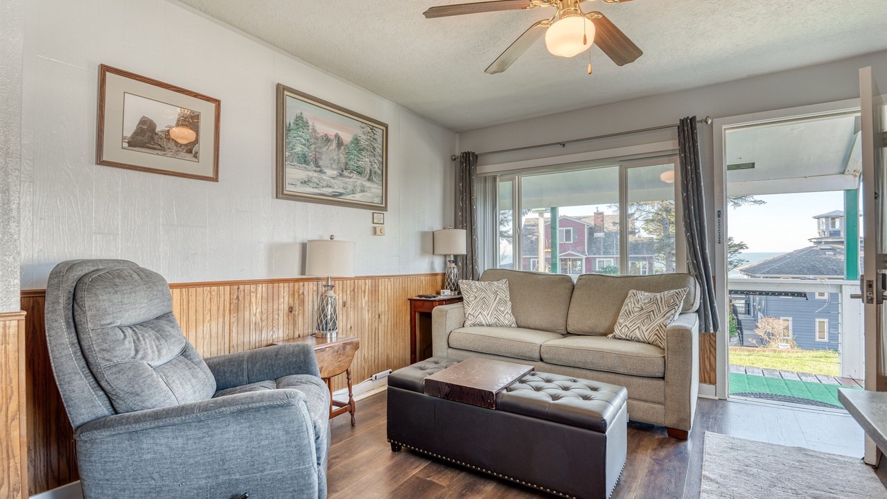 Photo of Livingroom in Depoe Bay
