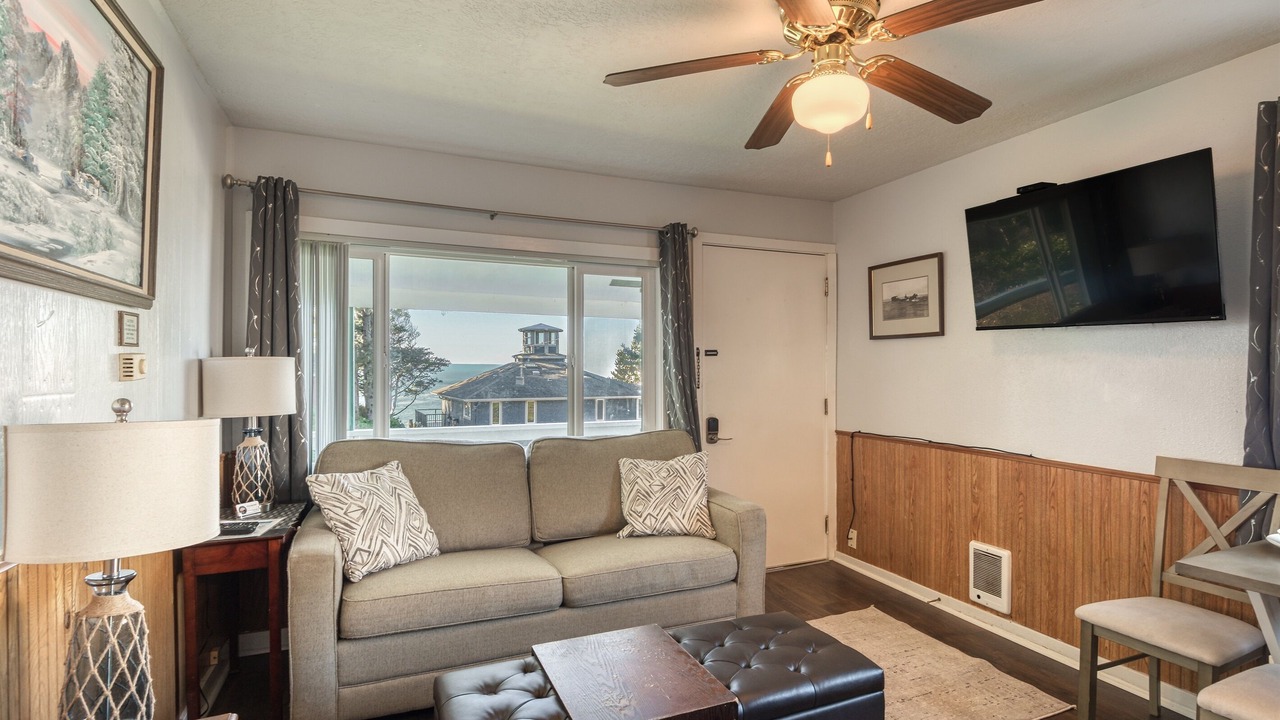 Photo of Livingroom in Depoe Bay