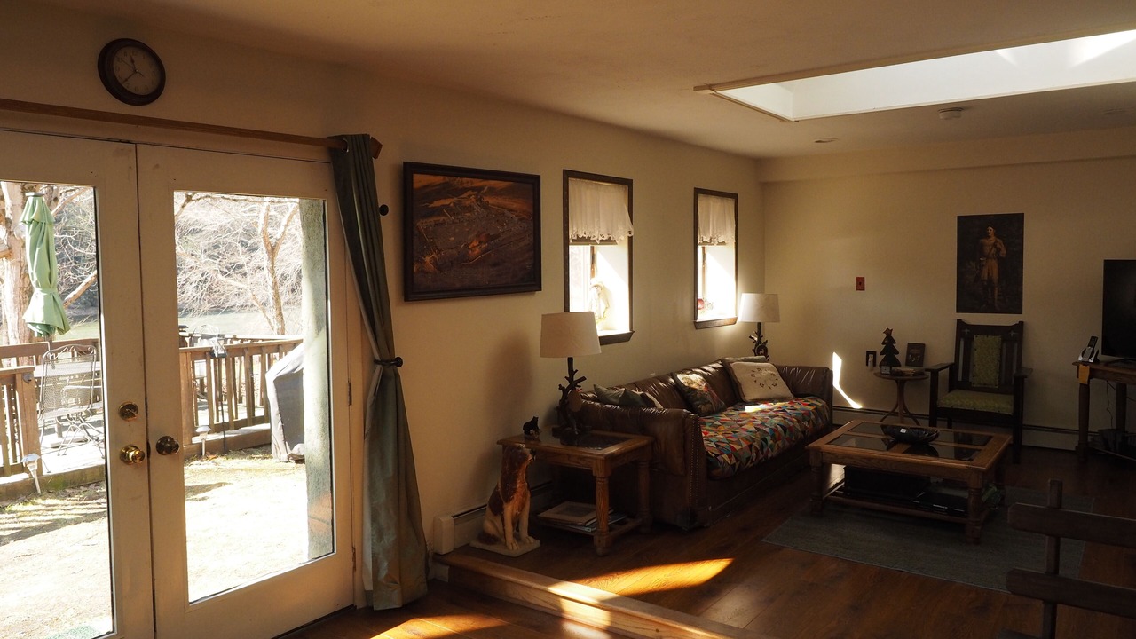 Photo of Livingroom in Pond Eddy
