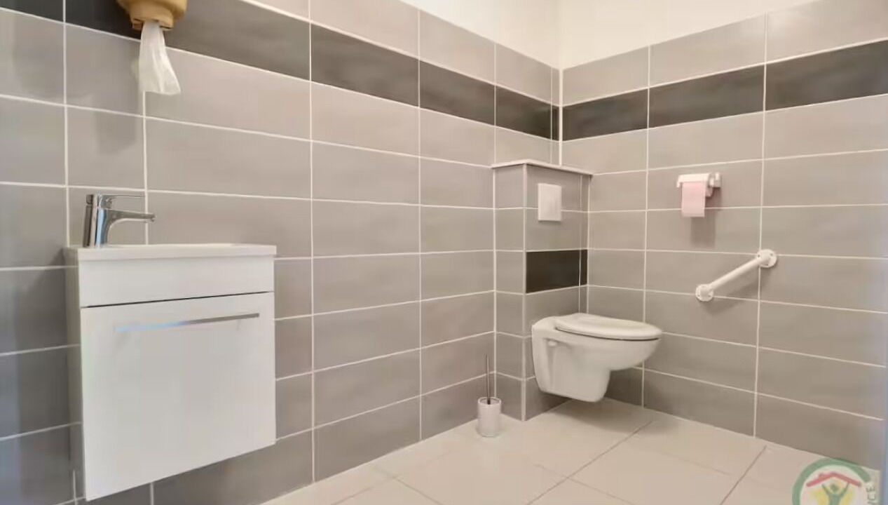 Photo of Bathroom in Saint-Georges-de-Reintembault