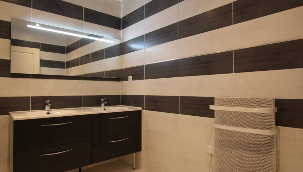 Photo of Bathroom in Saint-Georges-de-Reintembault