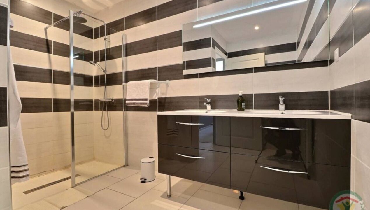 Photo of Bathroom in Saint-Georges-de-Reintembault