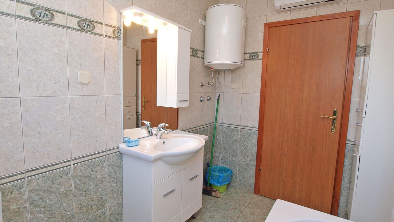 Photo of Bathroom in Flengi