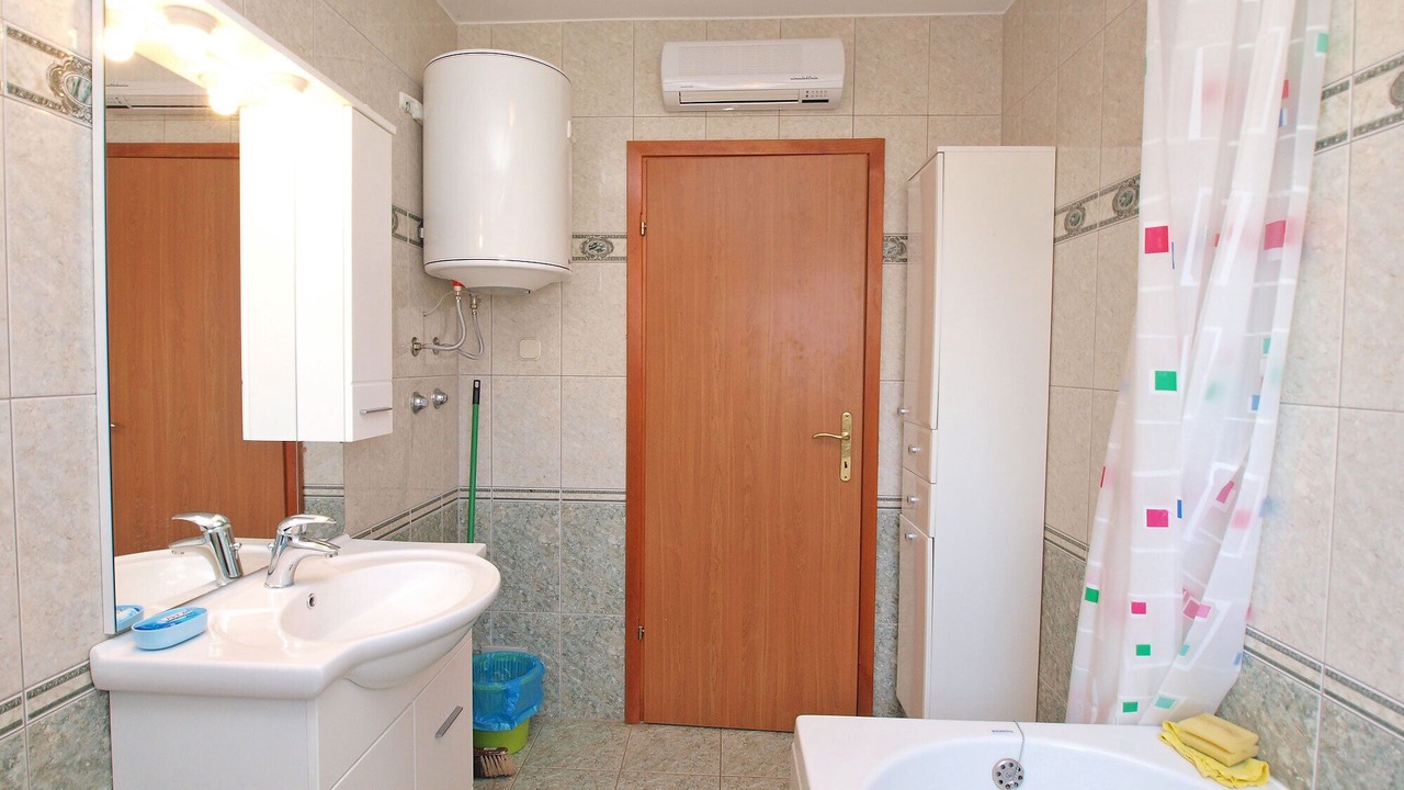 Photo of Bathroom in Flengi
