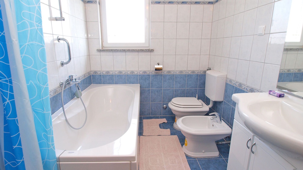 Photo of Bathroom in Flengi
