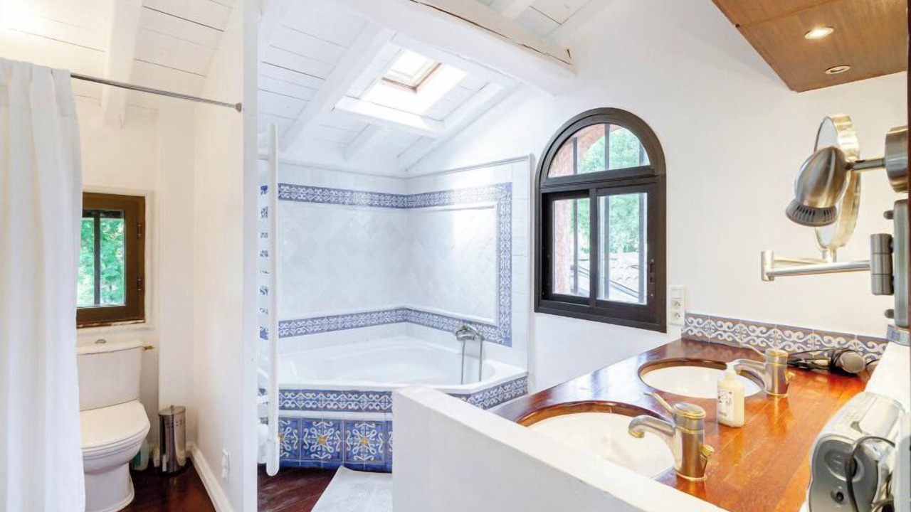 Photo of Bathroom in Pin-Balma