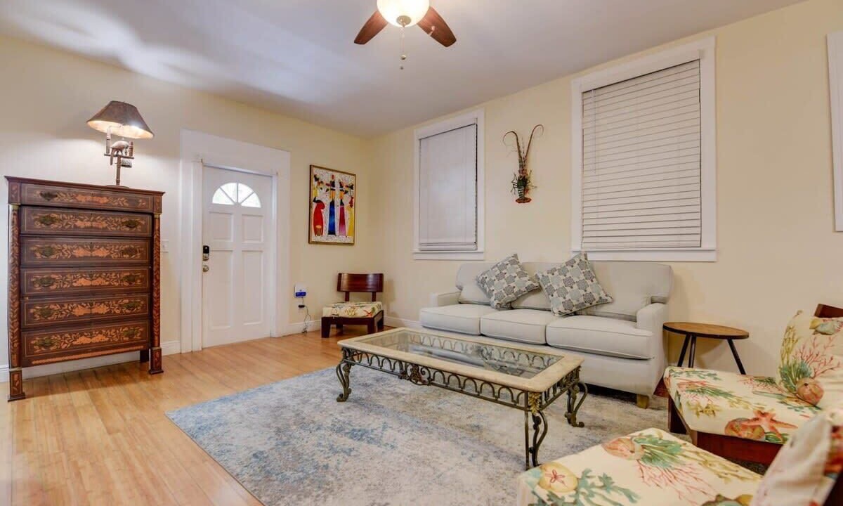 Photo of Livingroom in Historic Seaport
