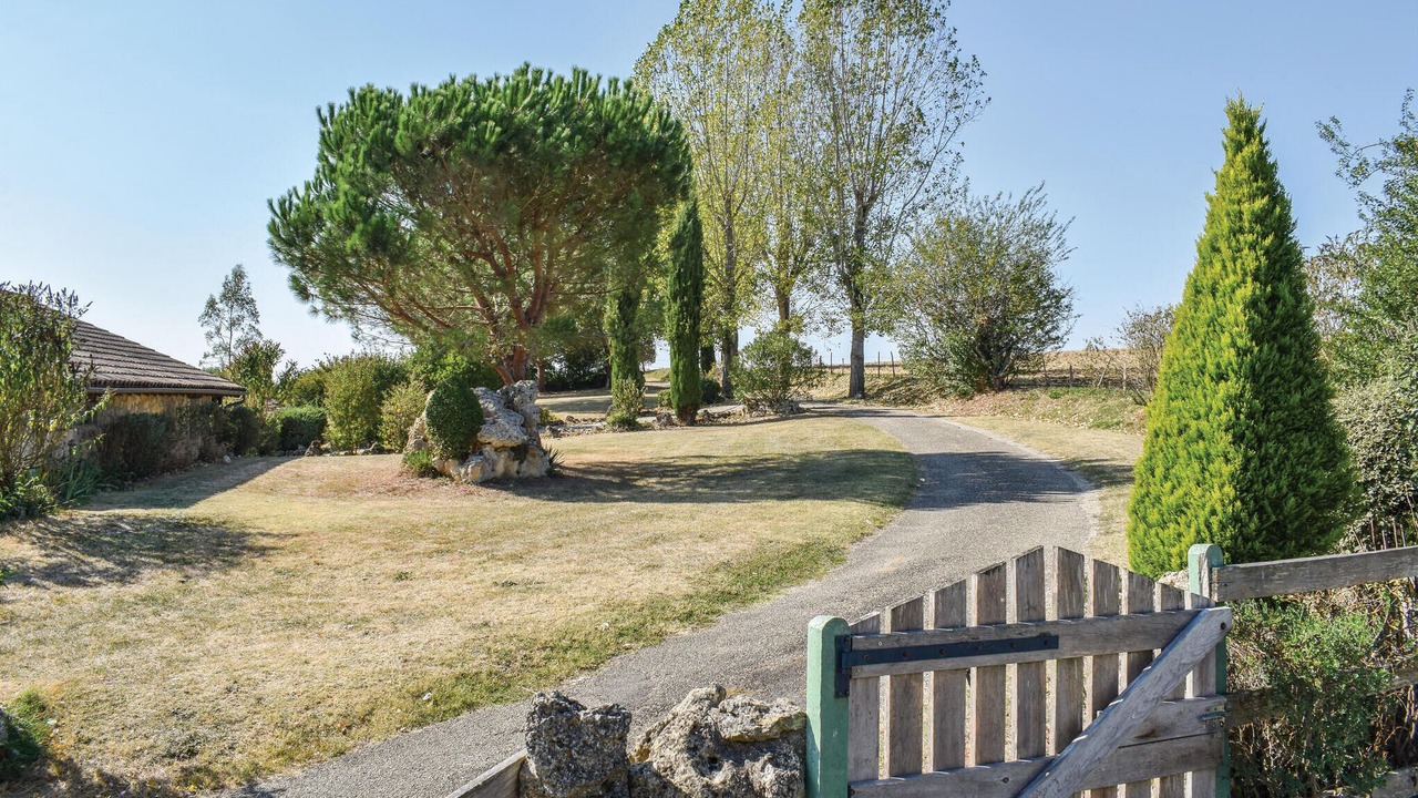 Photo of Outdoor in Sembas