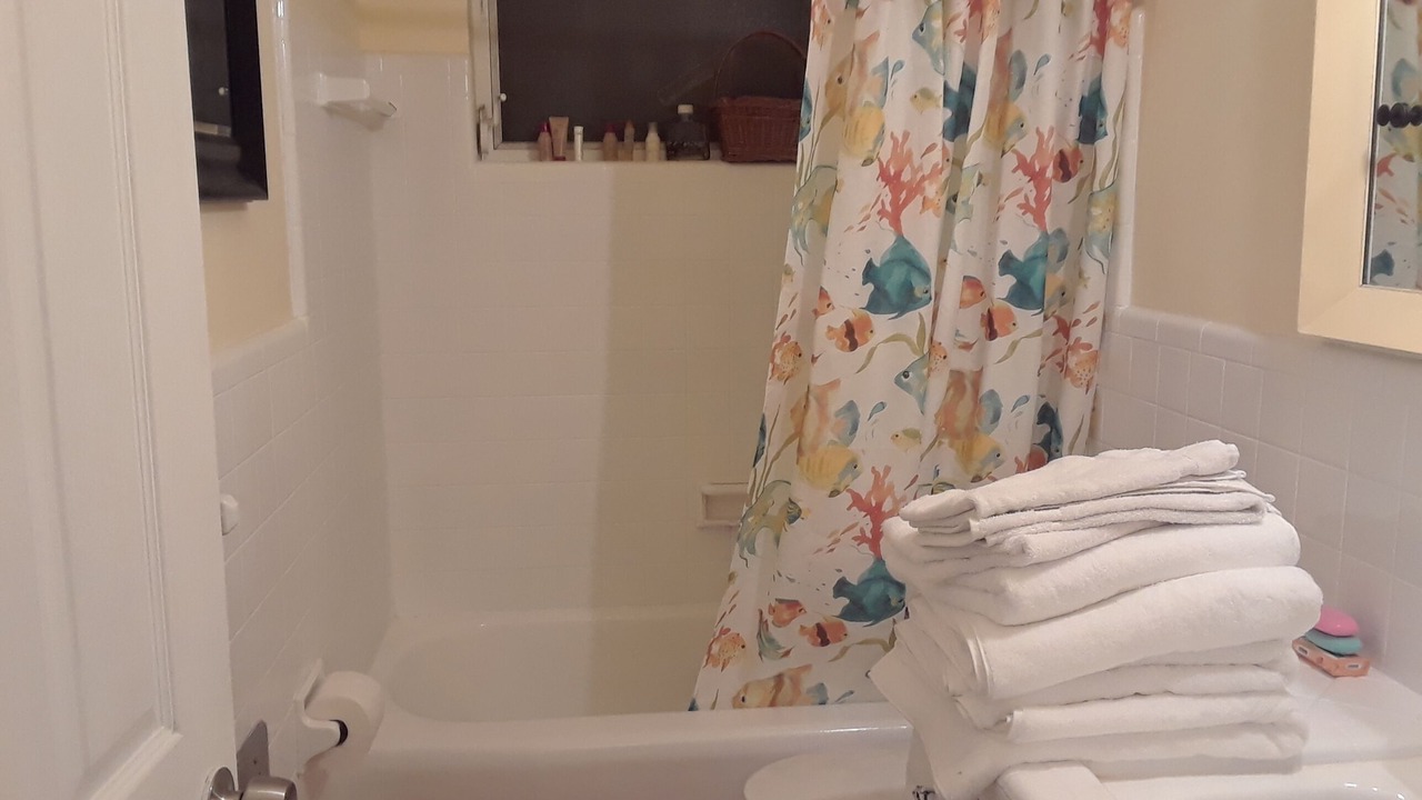 Photo of Bathroom in Lake Worth Corridor
