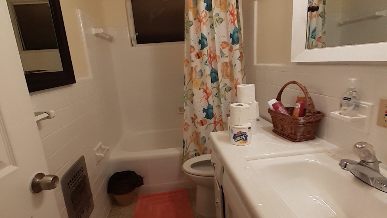 Photo of Bathroom in Lake Worth Corridor