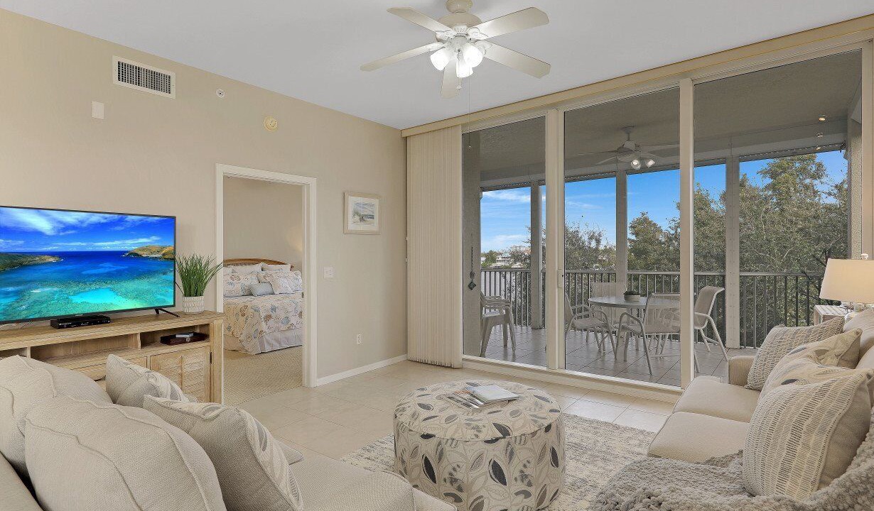 Photo of Livingroom in Vanderbilt Beach