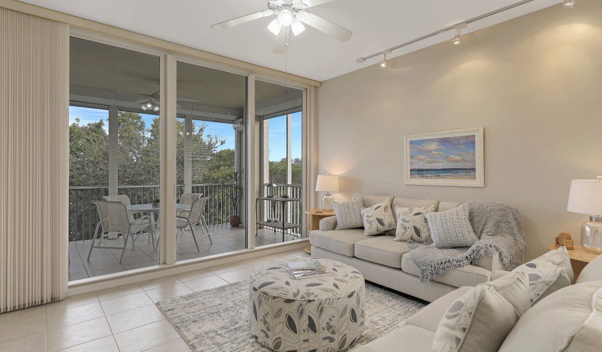 Photo of Livingroom in Vanderbilt Beach
