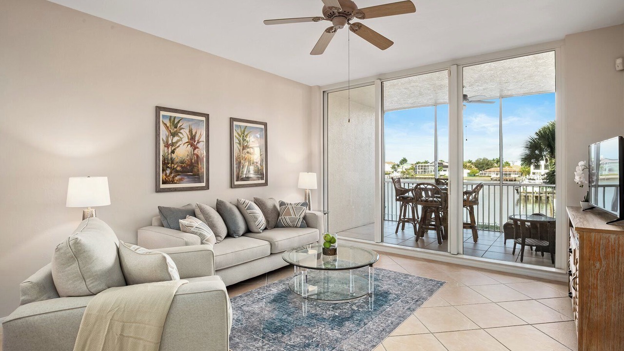 Photo of Livingroom in Vanderbilt Beach
