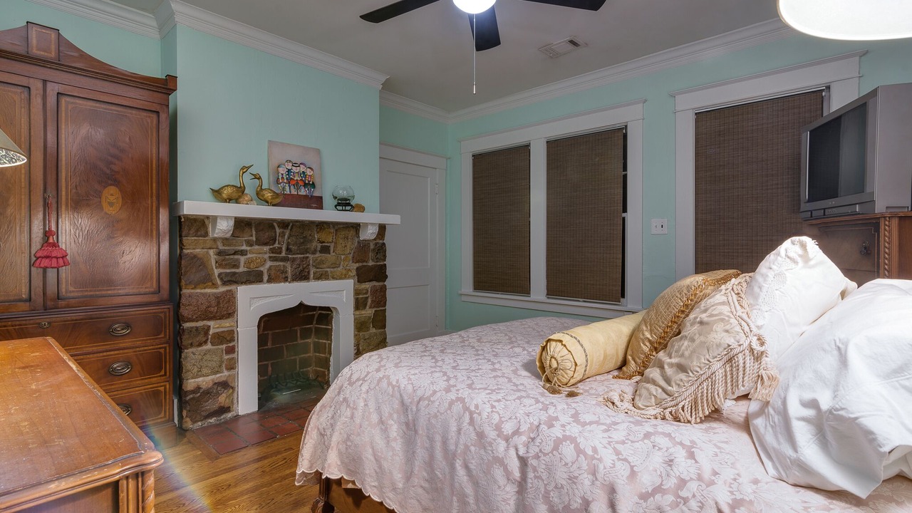 Photo of Bedroom in Cooper-Young Historic District