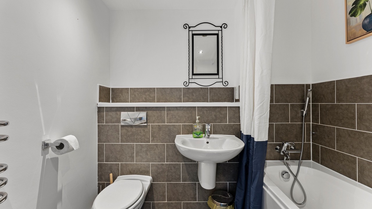 Photo of Bathroom in Healey Lane