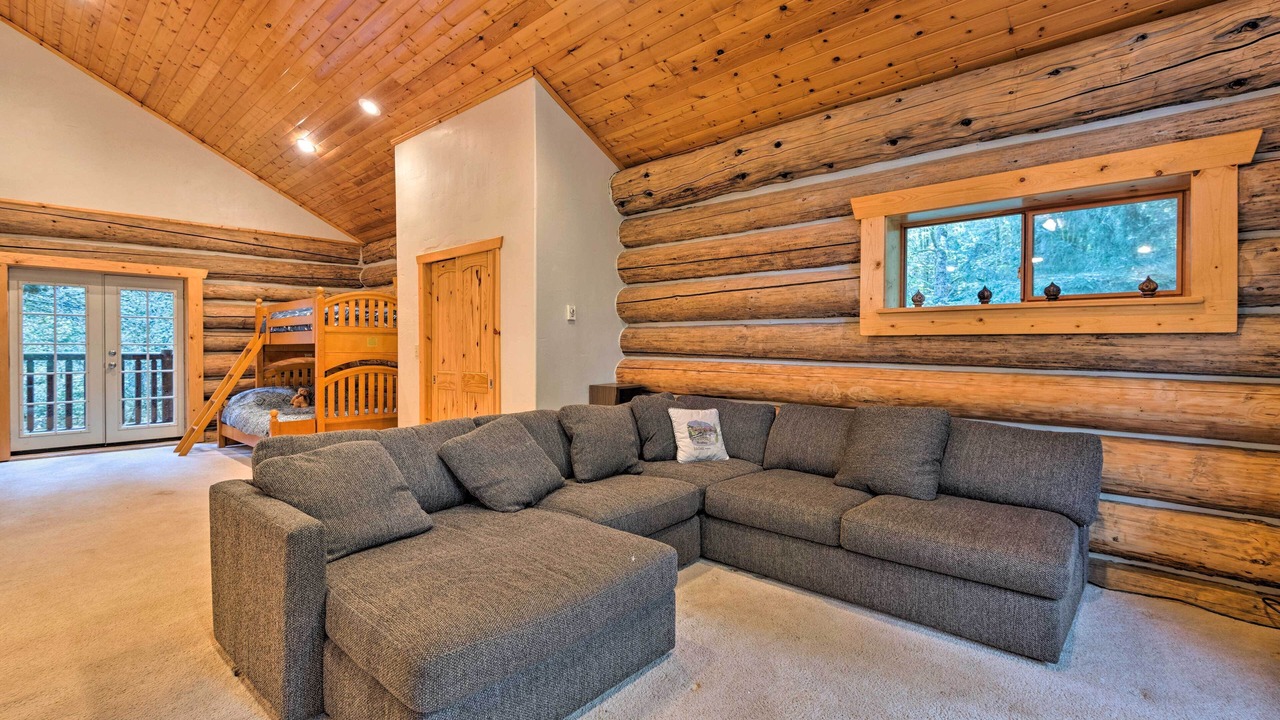 Photo of Livingroom in Gold Bar