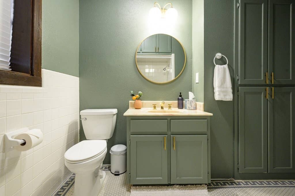 Photo of Bathroom in Austin Ave.