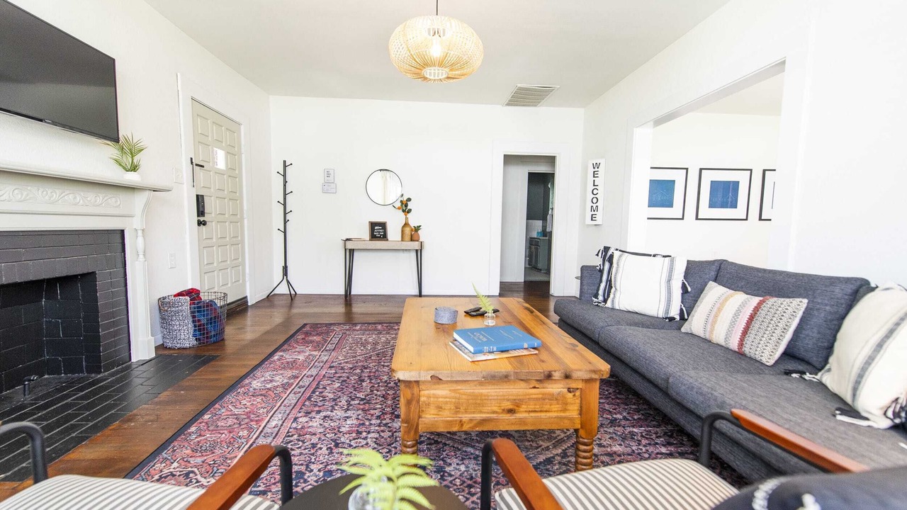 Photo of Livingroom in Austin Ave.